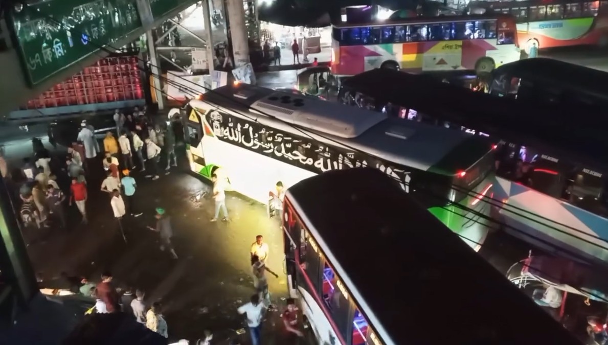 কুমিল্লাকে নিয়ে কুরুচিপূর্ণ স্লোগান, নোয়াখালীর বাস আটকে দিল বিক্ষুব্ধ জনতা